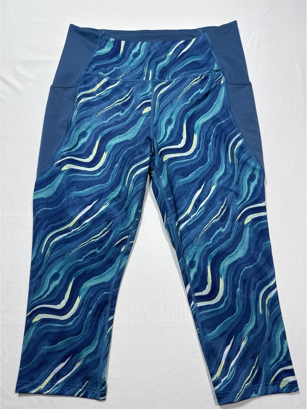 Tek Gear Workout Capri Leggings in Swirly Blue Waves - Size
